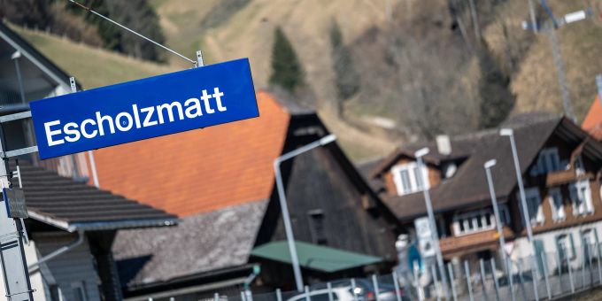 Ortstafel Escholzmatt beim SBB Bahnhof in Escholzmatt. Ortstafel Escholzmatt beim SBB Bahnhof in Escholzmatt.