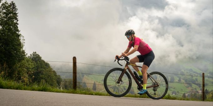 Monika Sattler auf dem Weg zum Sattelegg Monika Sattler auf ihrem Velo