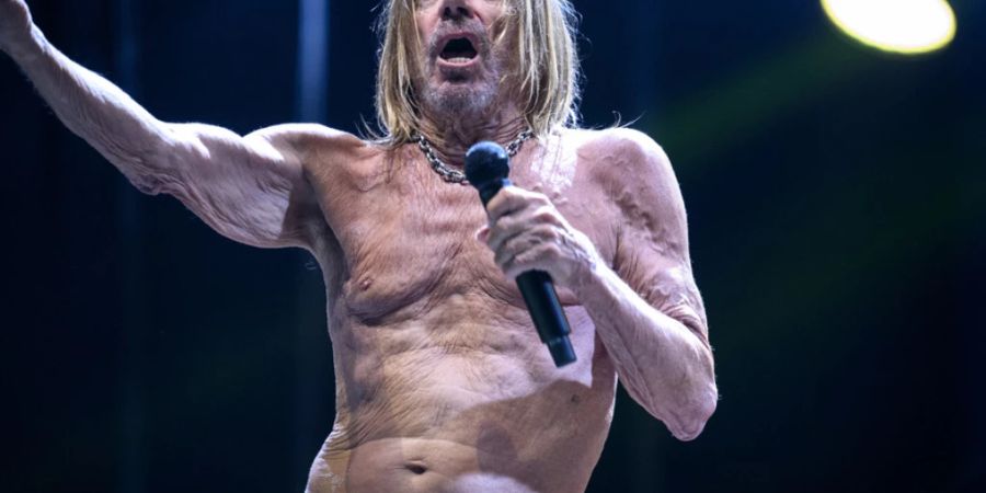 Erst mit dann ohne Lederjacke: US-Musiker Iggy Pop am 26. Venoge Festival in Penthaz.