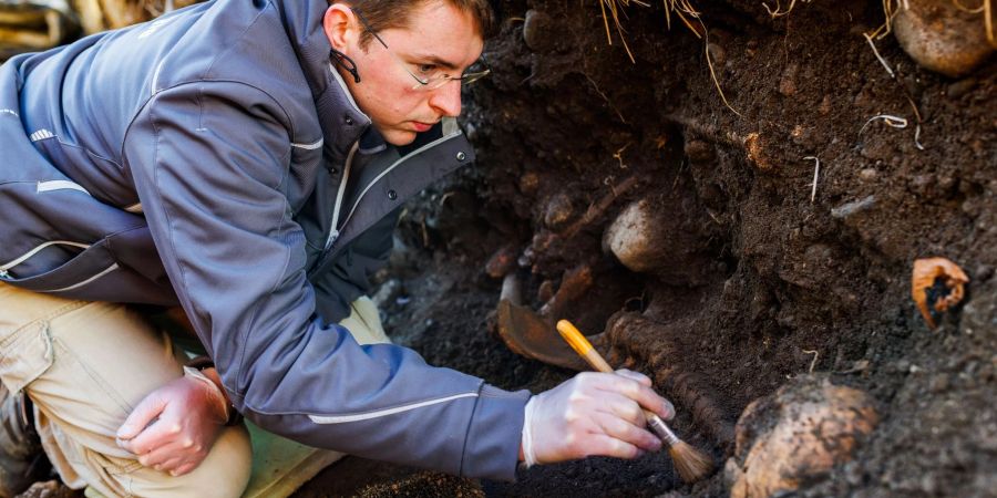 Archäologe Laurin Stöckert legt auf dem ehemaligen Freiburger Leprafriedhof menschliche Knochen frei.