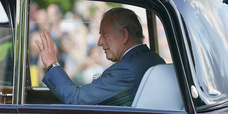 König Charles III. winkt der Öffentlichkeit vor dem Clarence House zu. Foto: Zac Goodwin/PA Wire/dpa