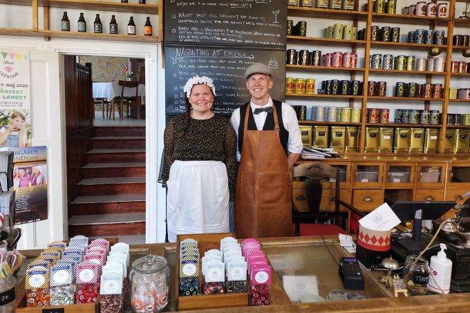 Johanna und Ebbe Delfs betreiben das Carlsro Badhotell in Föglö – stets in nostalgischer Kleidung. Laden Nostalgie Lebensmittel Antik
