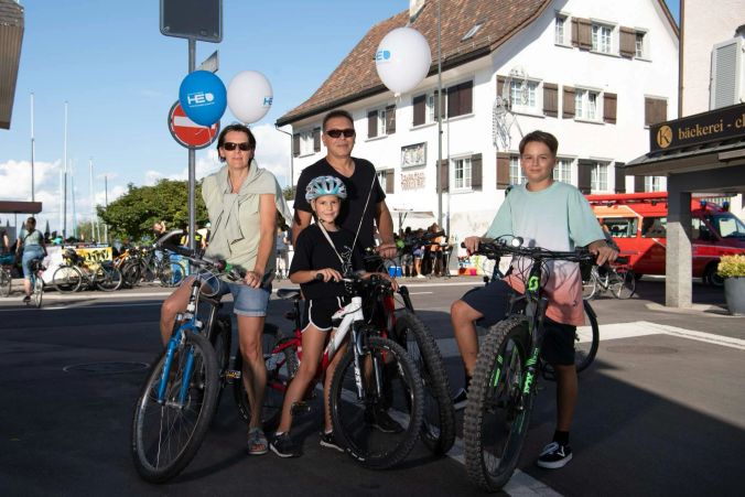 Jeannie, Vivien, Urs und Joanin aus Buchen und Goldach geniessen gemeinsam den schönen Tag.