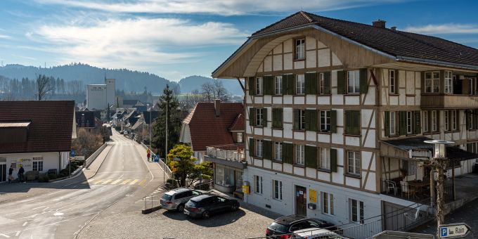 Die Dorfstrasse in Lützelflüh. Hinten die die Hafermühle von Kentaur. Die Dorfstrasse in Lützelflüh. Hinten die die Hafermühle von Kentaur.