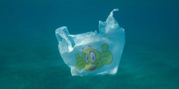 Eine weisse Plastiktüte treibt im Meer. Eine weisse Plastiktüte treibt im Meer.