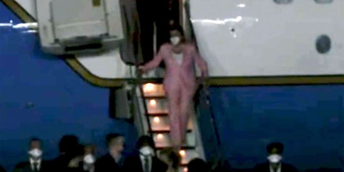 Nancy Pelosi bei ihrer Ankunft in Taipeh (Videostandbild). Trotz Warnungen Chinas traf die Vorsitzende des US-Repräsentantenhauses Pelosi in Taiwan ein. Nancy Pelosi bei ihrer Ankunft in Taipeh (Videostandbild). Trotz Warnungen Chinas traf die Vorsitzende des US-Repräsentantenhauses Pelosi in Taiwan ein.