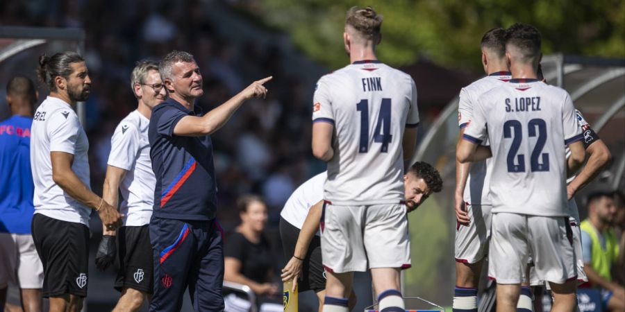 FCB-Coach Alex Frei gibt seinen Spielern Anweisungen im Spiel gegen de FC Allschwil.