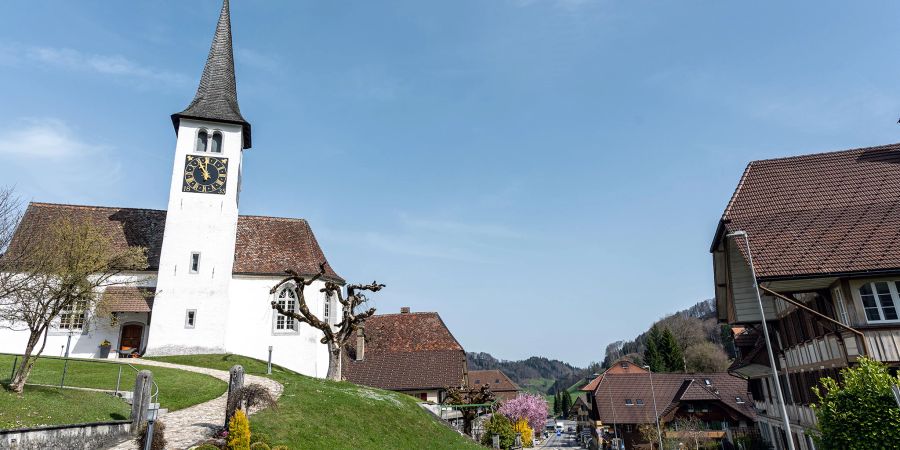 Die evangelisch-reformierte Kirche und die Hauptstrasse in Walkringen.