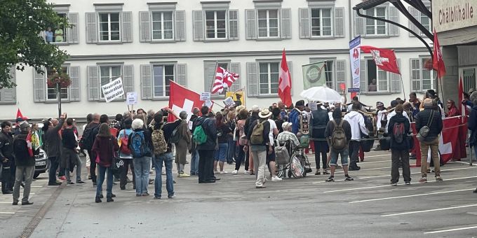 Unbewilligte Demonstration gegen die «WHO Plandiktatur».