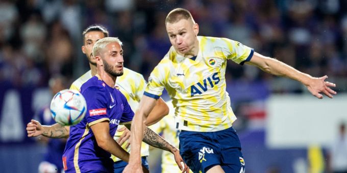 Der FK Austria Wien unterliegt Fenerbahçe klar. Hier ein Zweikampf während des Hinspiels am 18. August 2022. FK Austria Wien