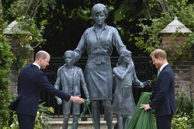 Prinz Harry und Prinz William bei der Enthüllung einer Statue ihrer Mutter Diana. Prinz Harry