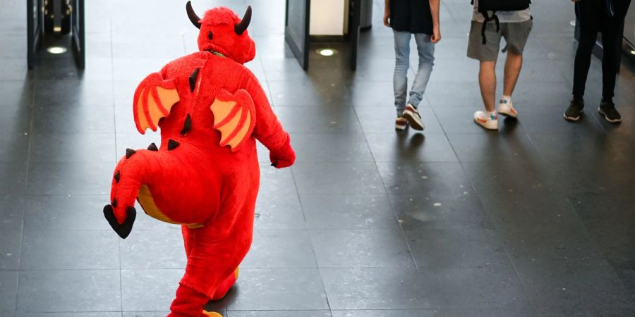 Sparky, ein in einem Drachenkostüm gekleideter Teilnehmer der Eurofurence in Berlin.