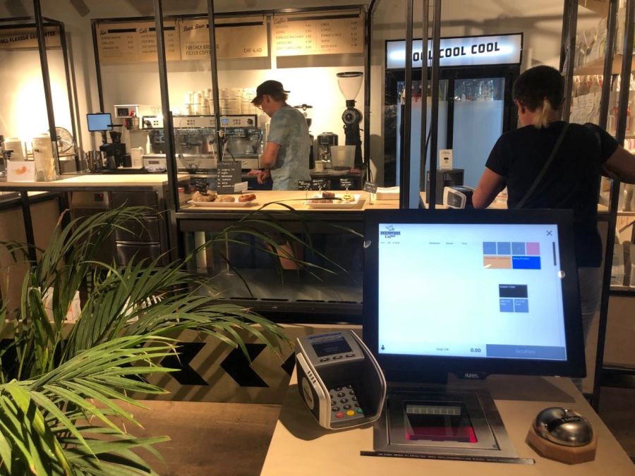 Die Berner Kaffeekette Adrianos hat im Bahnhof eine Self-Checkout-Kasse eingerichtet.