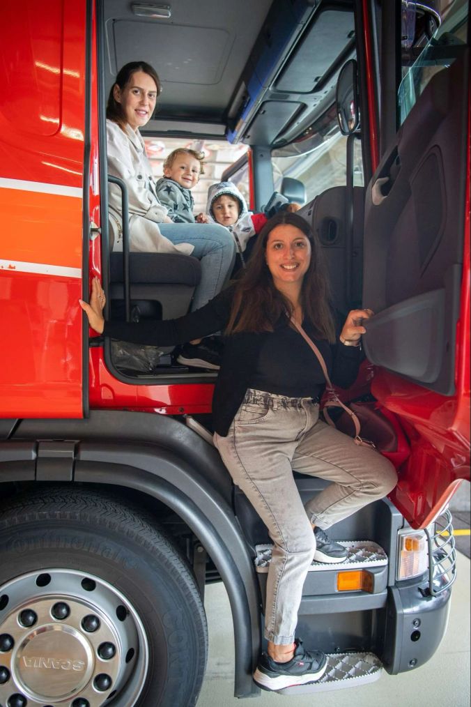 Familie Cursano und Familie Maliqi aus Jona sitzen ebenfalls Probe im grossen Feuerwehrauto.