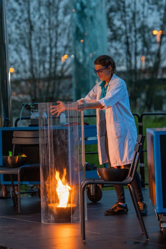 Maelin Lachaud begeistert in der naturwissenschaftlichen Show mit Experimenten zum Thema Feuer