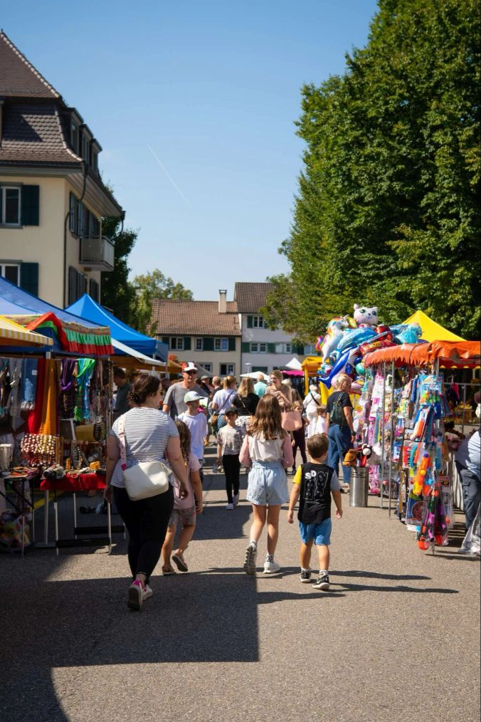 Die gesamte Schulhausstrasse war gesäumt von bunten Marktständen.