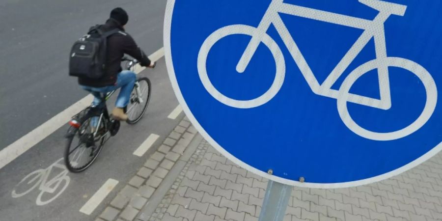 Ein Radfahrer auf einem Fahrradweg