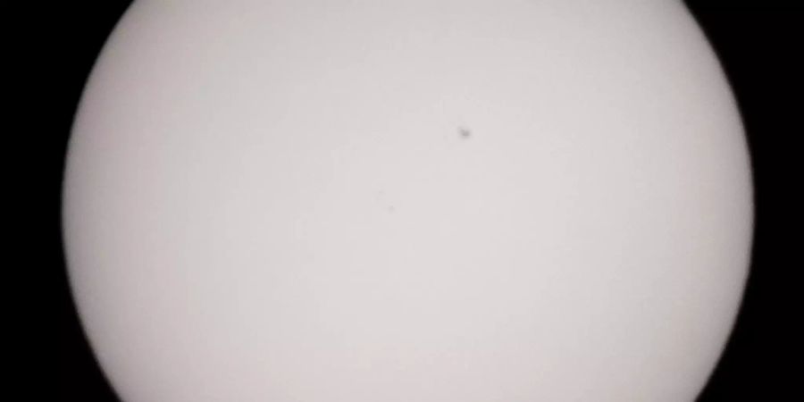 Sonnenscheibe mit Flugzeug