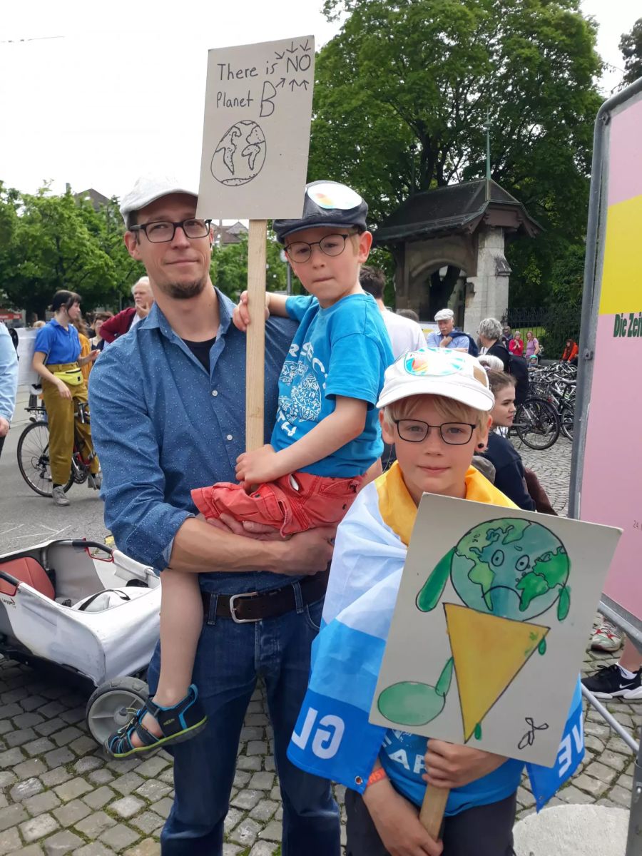 Auch Familien mit Kindern nehmen am Klimastreik teil.