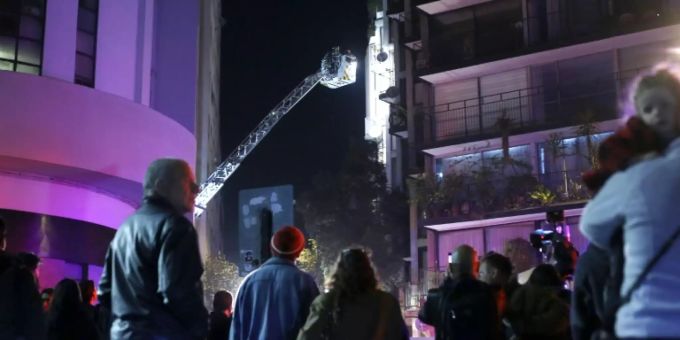 Feuerwehrleute versuchen per Kran ins Haus zu gelangen Feuerwehrleute versuchen per Kran ins Haus zu gelangen