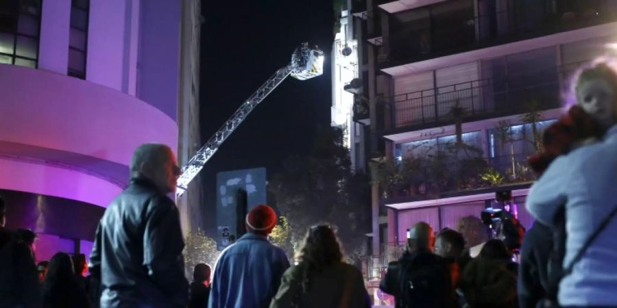 Feuerwehrleute versuchen per Kran ins Haus zu gelangen