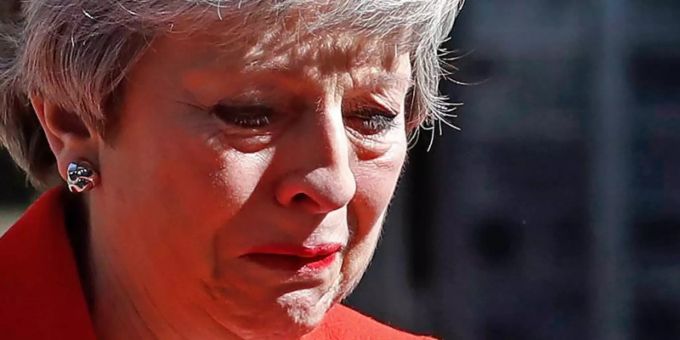 Kämpft mit den Tränen: Theresa May verkündet sichtlich bewegt ihren Rücktritt am 7. Juni. Foto: Alastair Grant/AP Kämpft mit den Tränen: Theresa May verkündet sichtlich bewegt ihren Rücktritt am 7. Juni. Foto: Alastair Grant/AP