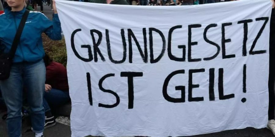 Transparent mit der Aufschrift «Grundgesetz ist geil» bei einem Gratis-Konzert gegen Rechtsextremismus in Chemnitz. Foto: Sebastian Willnow/Archiv