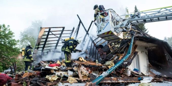 Einsatzkräfte an dem zerstörten Haus Einsatzkräfte an dem zerstörten Haus