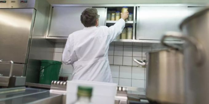 Ein Mann in einer Restaurantküche. restaurant küche