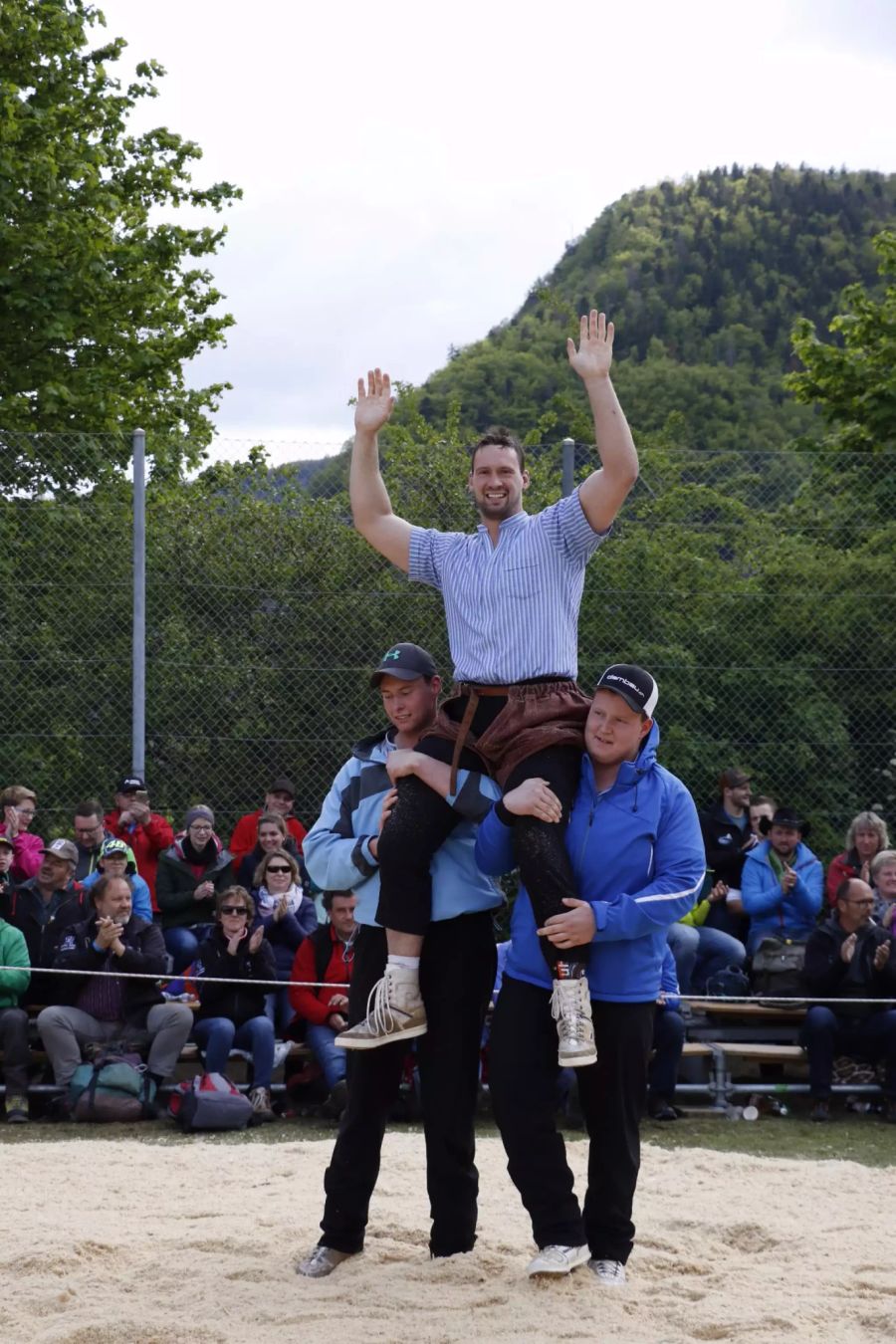 Kilian Wenger triumphiert am Bernjurassischen Schwingfest in Péry.