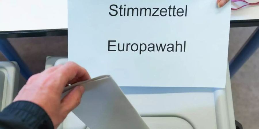Ein Wähler wirft seinen Stimmzettel für die Europawahl in die Wahlurne. Foto: Oliver Dietze/Archiv