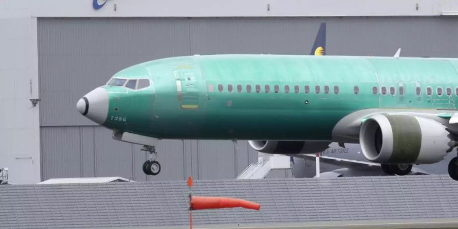 Die US-Flugaufsichtsbehörde FAA muss die Änderungen noch zertifizieren, bevor die Boeing 737 Max wieder fliegen darf. Foto: Ted S. Warren/AP/dpa