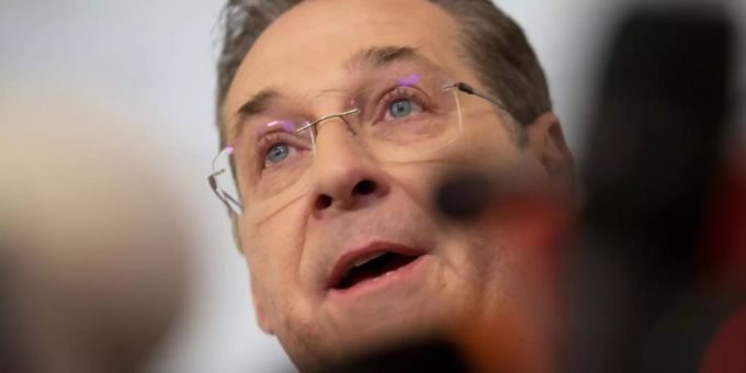 Heinz-Christian Strache (FPÖ) erklärt seinen Rücktritt Heinz-Christian Strache (FPÖ) erklärt seinen Rücktritt
