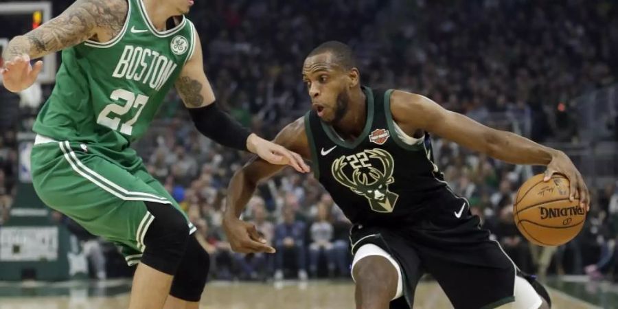 Daniel Theis (l) unterlag mit den Boston Celtics bei den Milwaukee Bucks. Foto: Aaron Gash/FR171181 AP