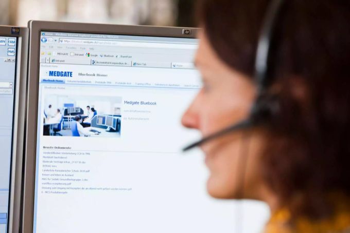 90 Ärzte geben bei Medgate via Telefon medizinische Auskunft. Frau bei Medgate.