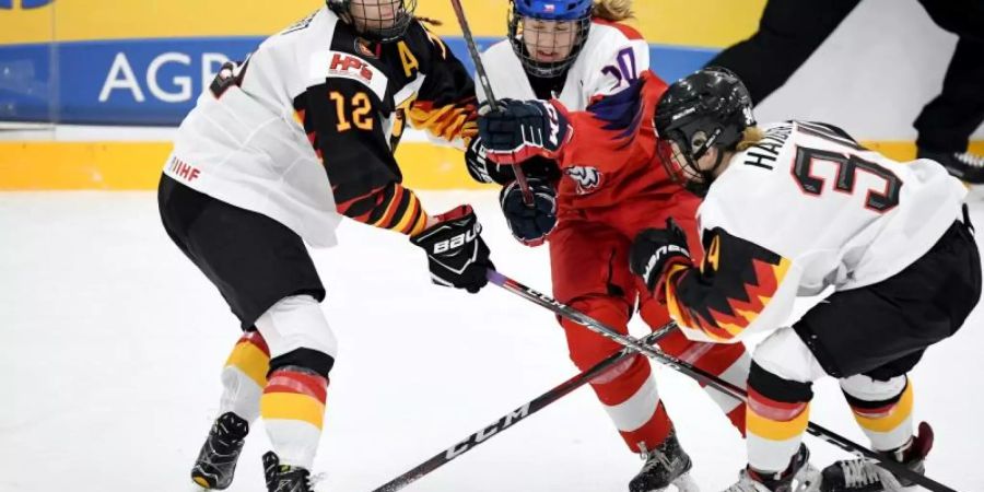 Anna Fiegert (l) und Celina Haider versuchen die Tschechin Denisa Krizova (M) zu stoppen. Foto: Antti Aimo-Koivisto/Lehtikuva