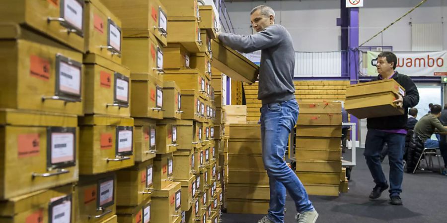 Kistenweise Wahlmaterial muss verarbeitet werden, bevor die Resultate der Parlamentswahl im Tessin bekannt sind.