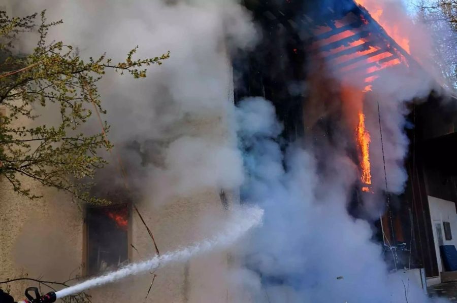 Die Feuerwehr ist am löschen