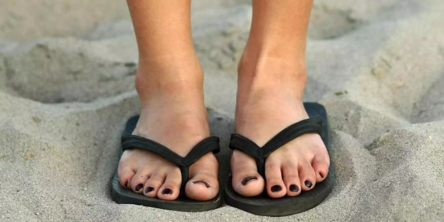 Für den Strand sind Flipflops sicherlich ein angemessenes Schuhwerk. Für Wanderungen sind sie jedoch weniger geeignet. Im Nationalpark Cinque Terre in Italien sollen sie daher verboten werden. Foto: Fredrik von Erichsen