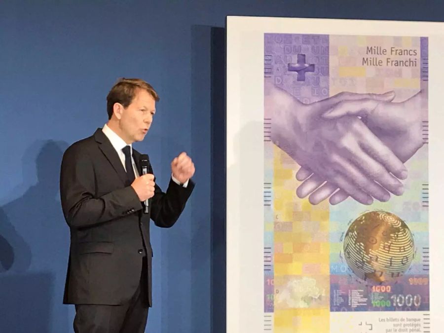 Fritz Zurbrügg, Vizepräsident der Schweizerischen Nationalbank erklärt die neue 1000er Note.