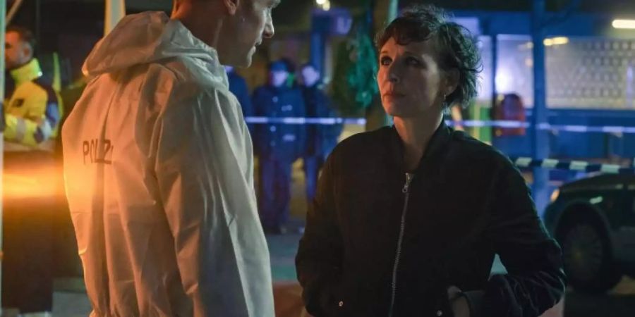 Nina Rubin (Meret Becker) kann gerade ihrem Kollegen Robert Karow (Mark Waschke) nicht bei der Tatortbegehung zur Seite stehen, denn es wurde auf ihren Sohn geschossen. Foto: Stefan Erhard/rbb