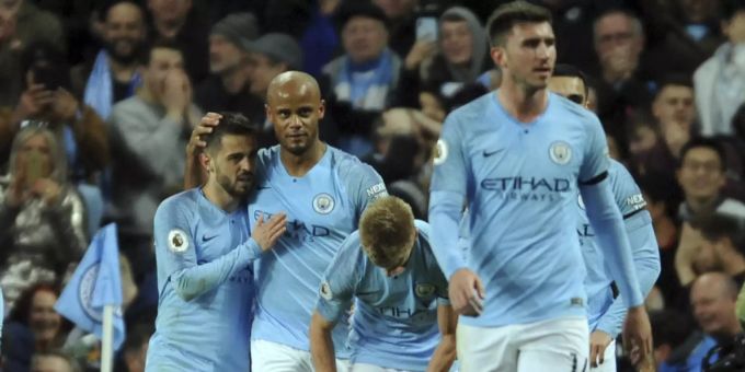 Vincent Kompany lässt sich von seinen Kollegen als Matchwinner feiern. Vincent Kompany
