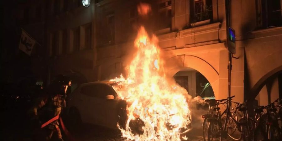 Meterhoch schossen die Flammen aus dem Motorraum des Autos in die Höhe.