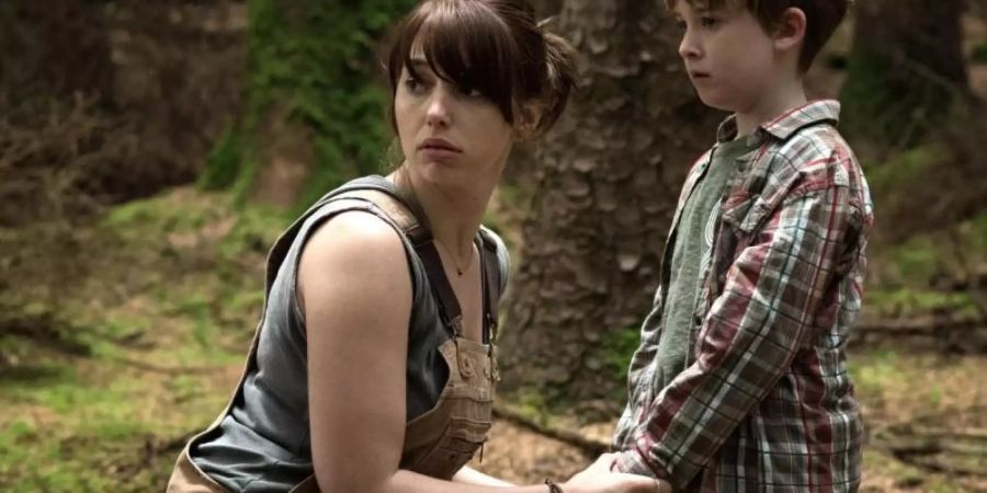 Als Sarah (Seana Kerslake, l) ihrem Sohn (James Quinn Markey) in den Wald folgt, entdeckt sie ein mysteriöses Loch. Foto: Savage Productions
