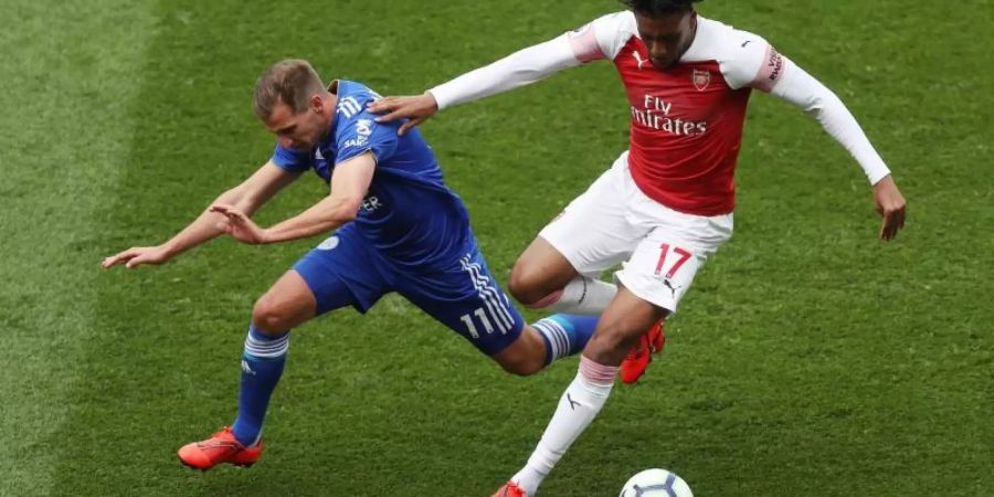Arsenals Alex Iwobi (r) im Duell gegen Marc Albrighton von Leicester City. Foto: David Davies/PA Wire/dpa