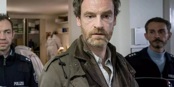 Gerade angekommen am Tatort: Kommissar Peter Faber (Jörg Hartmann) in einem Ruheraum der Notfallambulanz der Klinik. Foto: WDR/Thomas Kost Gerade angekommen am Tatort: Kommissar Peter Faber (Jörg Hartmann) in einem Ruheraum der Notfallambulanz der Klinik. Foto: WDR/Thomas Kost