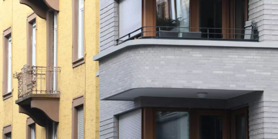 Neubau neben altem Mehrfamilienhaus in Frankfurt