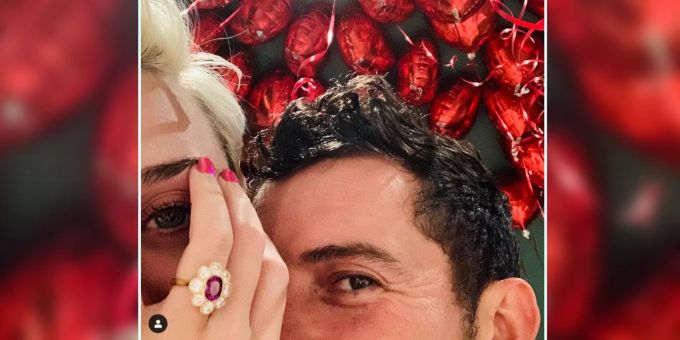 Mit diesem Schnappschuss gaben Orlando Bloom und Katy Perry ihre Verlobung bekannt. An Perrys Finger steckt nun ein fünf Millionen Dollar teurer Blumen-Ring. Orlando Bloom