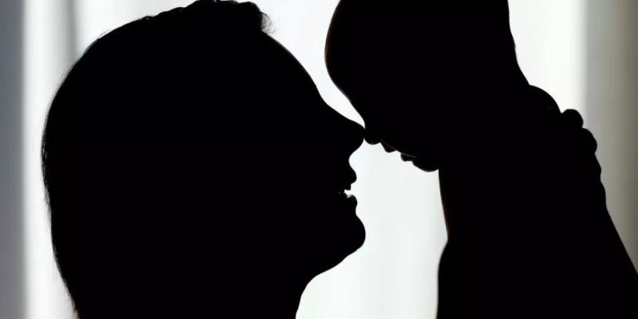 Mütter schlafen im Durchschnitt in den ersten drei Monaten eine Stunde weniger als vor der Geburt, sagt ein Experte vom Psychologischen Institut der Universität Warwick. Foto: Patrick Pleul