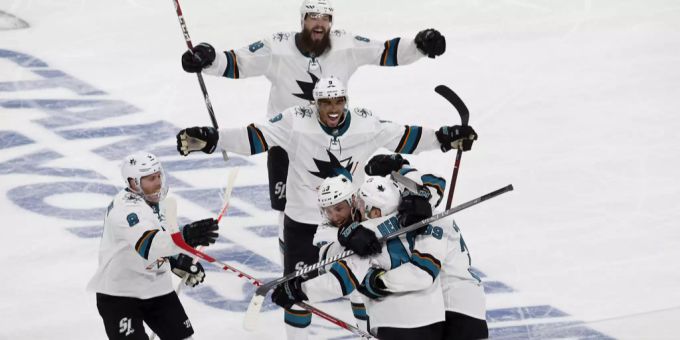 Die San Jose Sharks feiern ein Tor gegen die Golden Knights in Las Vegas. San Jose Sharks